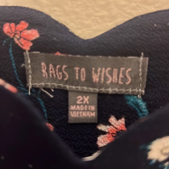 Selling a plus size 2x dark navy blue blouse with floral print - Picture 2 of 4